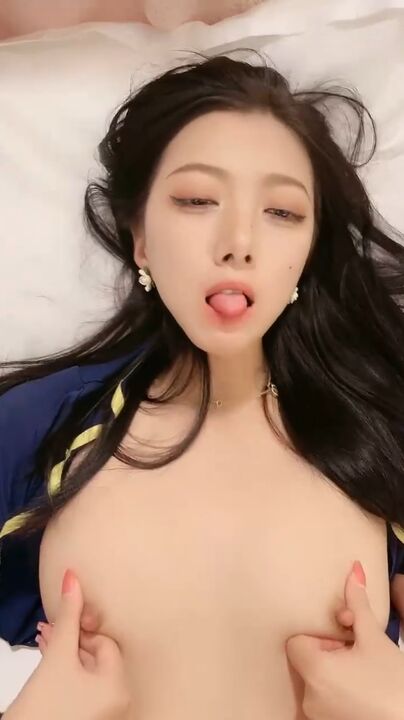 Horny woman gets squirting and her moaning is seductive 