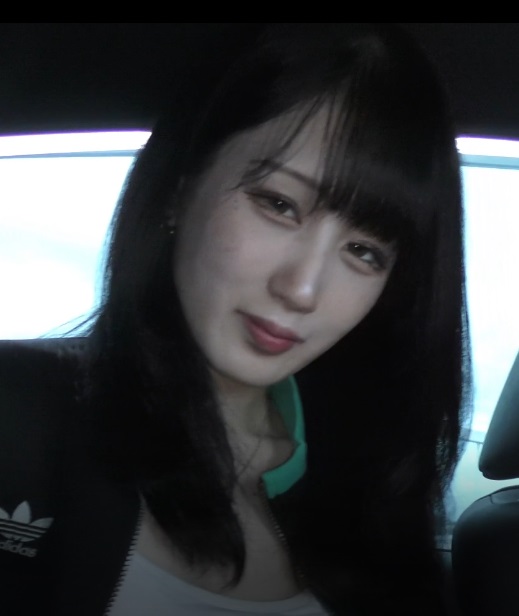 Pretty woman has excellent oral technique and she gives him blowjob in car 