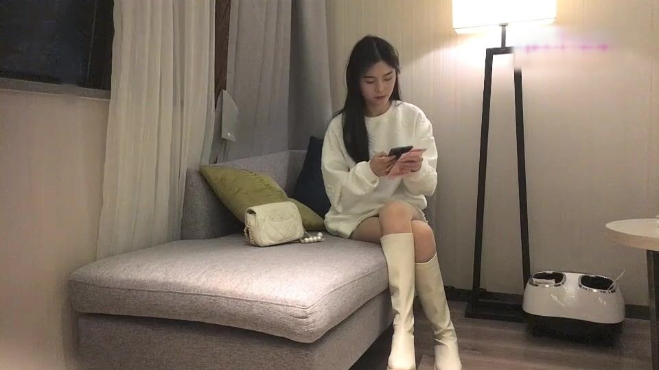 ⁣Hookup a university student with sexy legs, hard fucking on sofa 