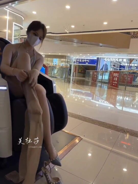 ⁣Busty slut exposes her body in shopping mall 