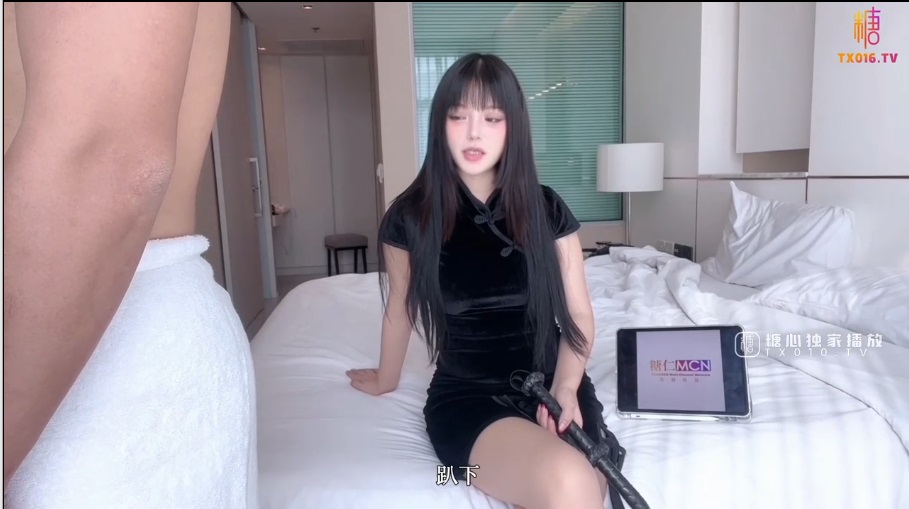 Queen in Cheongsam gives her fans footjob and cant cum with her permission 