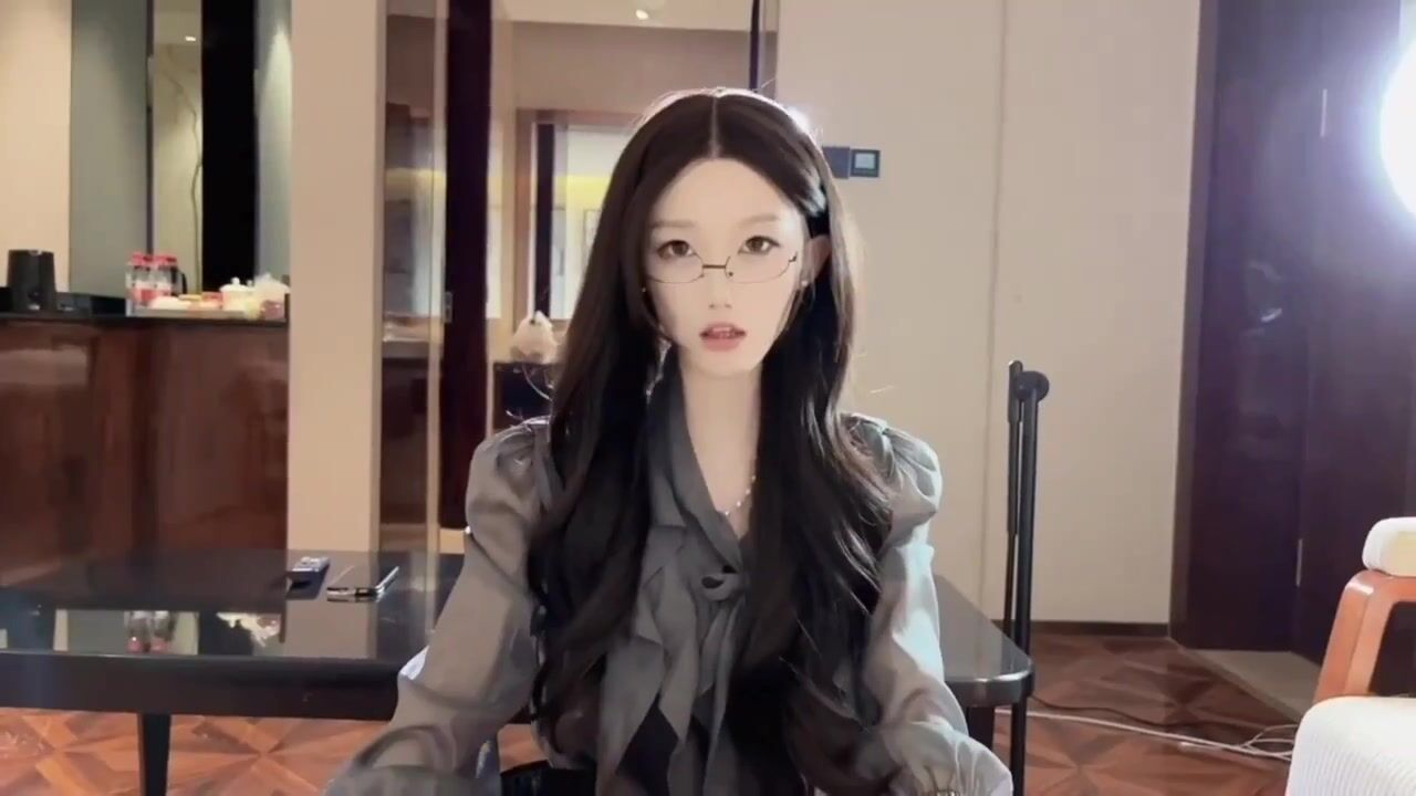 The conspiracy of secretary: Sexy secretary seduces her boss 