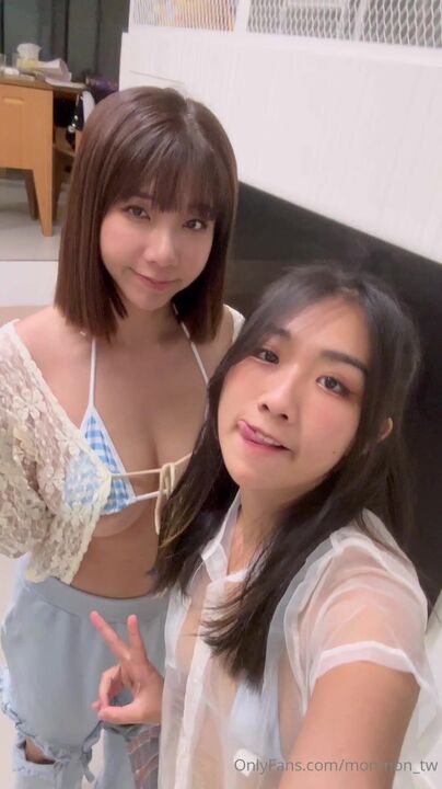 ⁣Busty meow masturbates with her hot best friend 