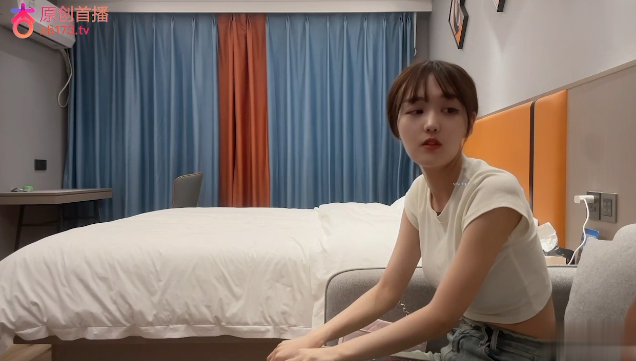 Hookup a cute and pretty girl who kneed and eats the cock 