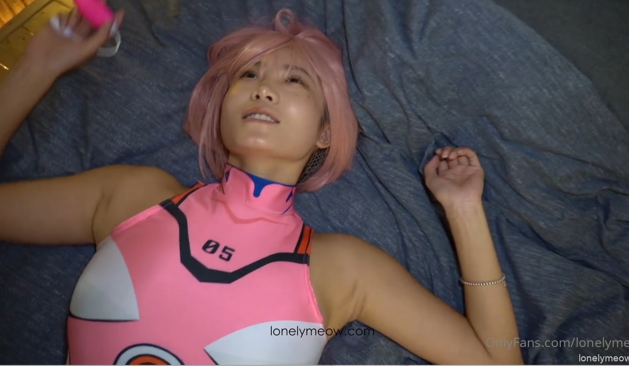 Meow got facial when she was cosplay Mari Makinami 