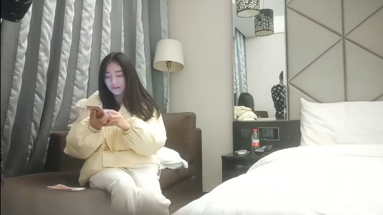 ⁣Hookup innocent and busty beauty who shouts loudly she cant tolerate fucking so hard 