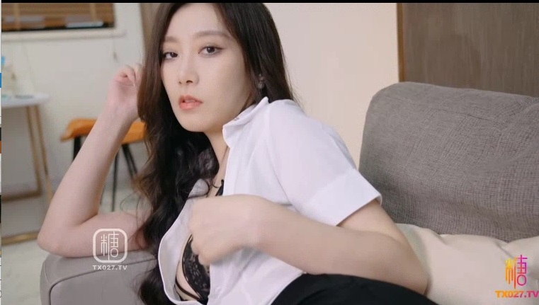Lewd secretary was Hiding under the table and eating her bosss cook when bosss wife came 