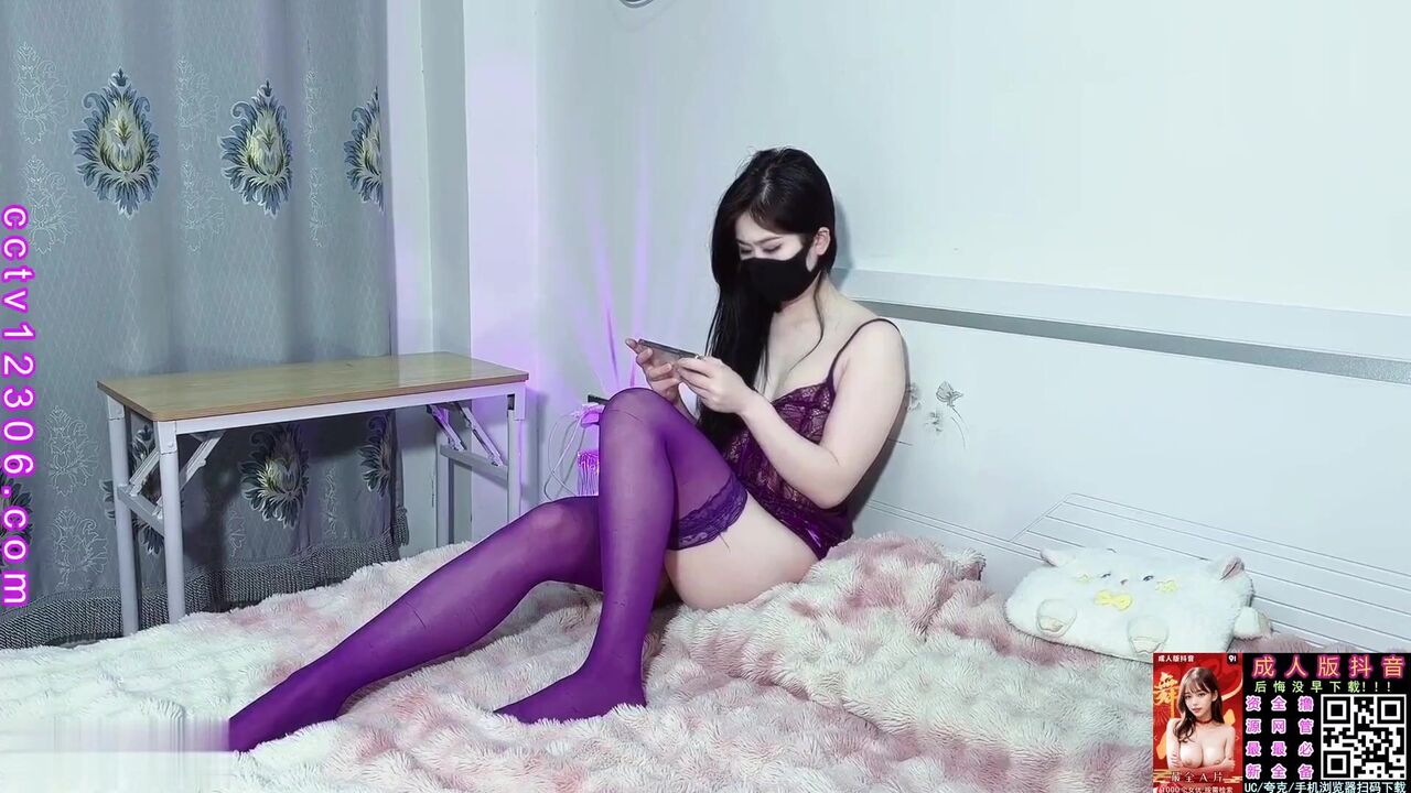 ⁣Fucking thirsty roommate by my cock in mid-night 