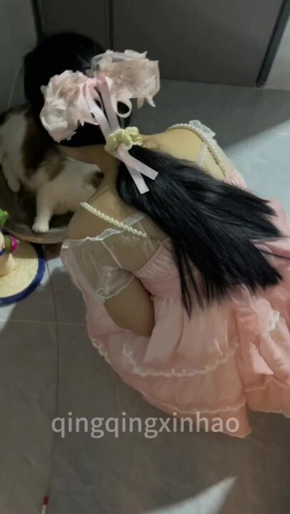 ⁣Fucking a woman beside her cat, she moans loudly 