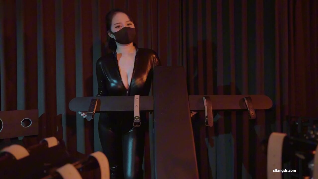 ⁣SM Queen trains her sex slave, but the slave is out of control and ra*** her 