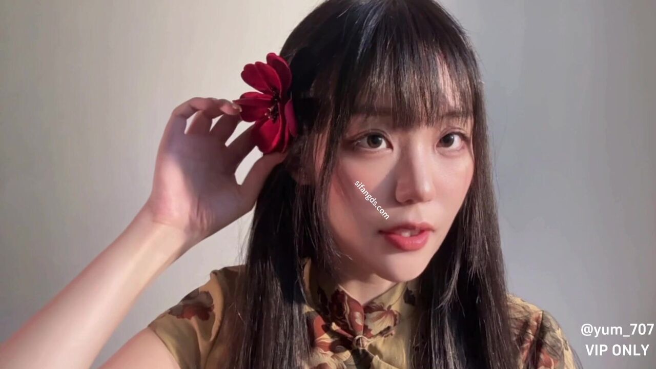 ⁣Beautiful slut in Cheongsam and black stockings fingered 