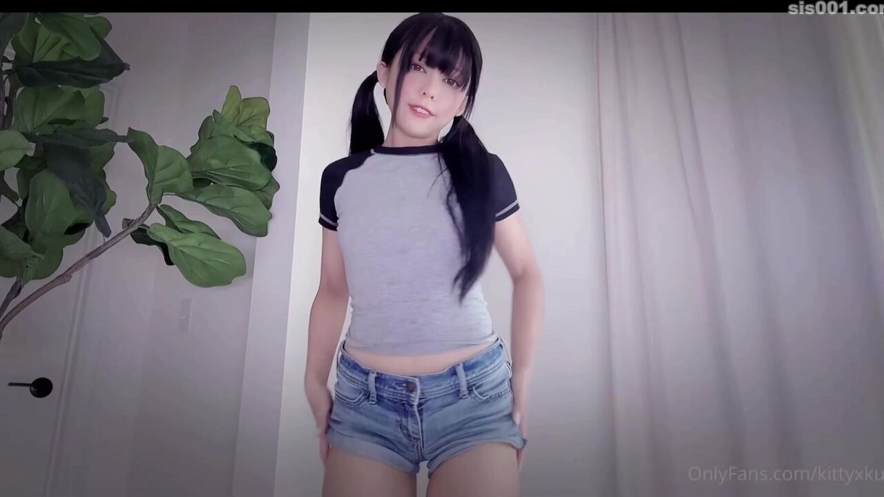 ⁣Cute beauty used her pussy to keep the great fake cock 