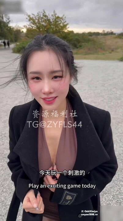 ⁣A slutty woman exposed herself outdoor and had sex in wild 