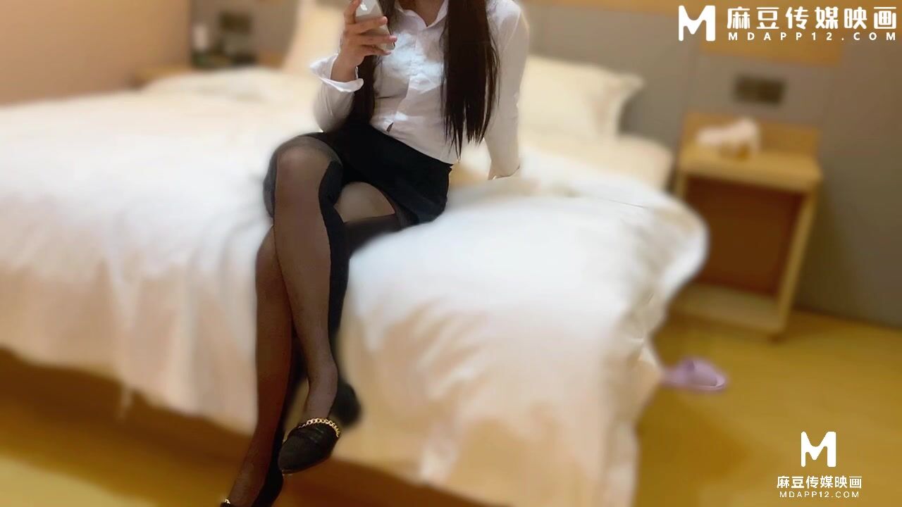 ⁣Hookup a slutty woman in suit and black stockings 