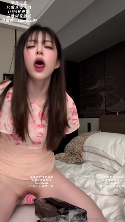 ⁣Using fucking machine to fuck pretty girl and lets her cum 