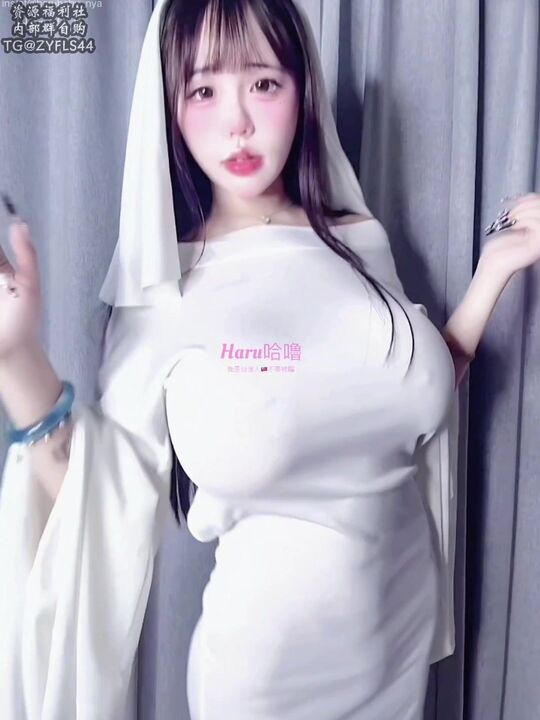⁣Havent seen a cute and busty ghost for the first time 