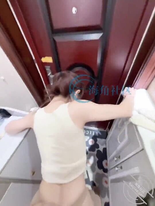 ⁣Horny bitch was cheating with colleague while calling with her husband on phone 