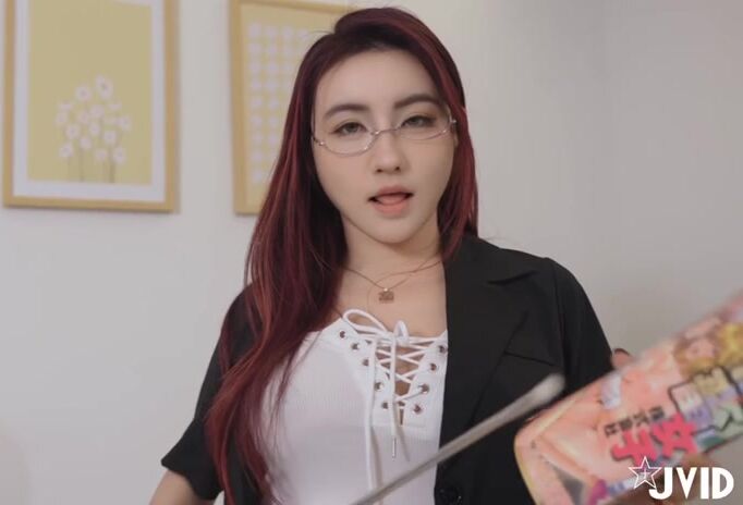 ⁣A perverted female teacher trains a pure but lustful student 