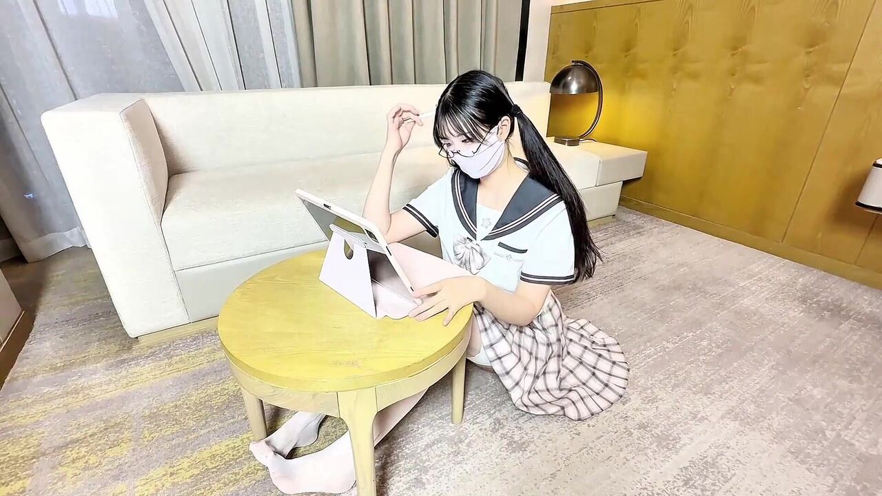 ⁣Concentration test: no matter whats happen school girl needs to concentrate on her test 