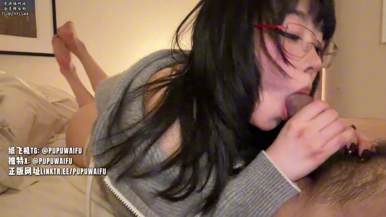 ⁣Seeing horny girlfriend, he still wanted to do naughty things while having a fever 