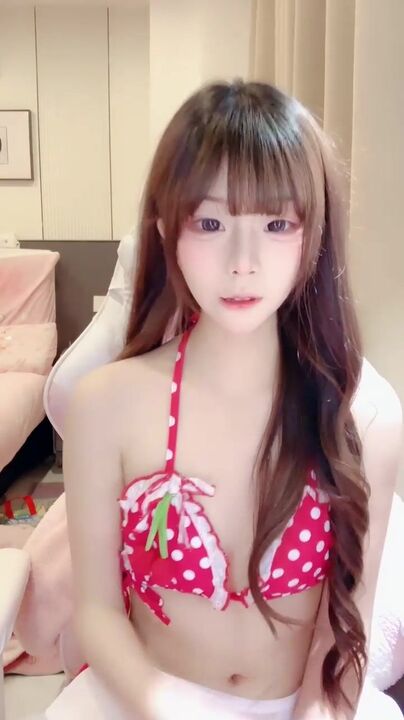 ⁣A fair-skinned, cute young woman wearing a sexy swimsuit livestreams herself masturbating. 
