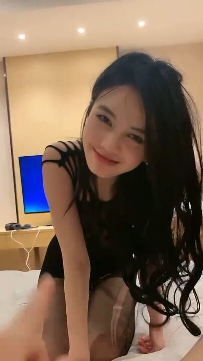 Pretty girl played butt plug and got orgasm 