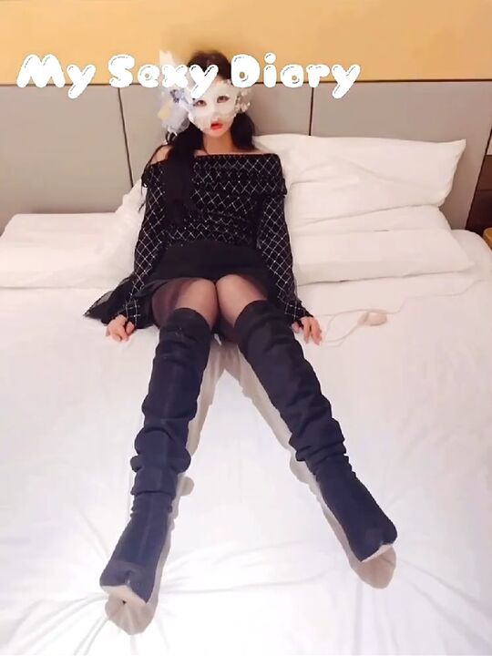 Creampie sexy babe in black stockings and long boots 