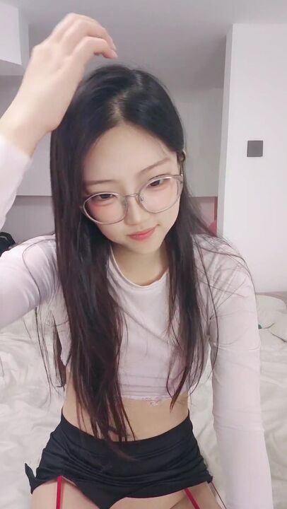 ⁣A seemingly innocent girl with glasses was subjected to all sorts of rough treatment by her boyfriend, going from a bright smile to bursting into tears 