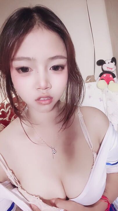 ⁣A beautiful young woman in a flight attendant uniform with long legs and large breasts masturbated during a live stream, with her juices flowing continuously. 