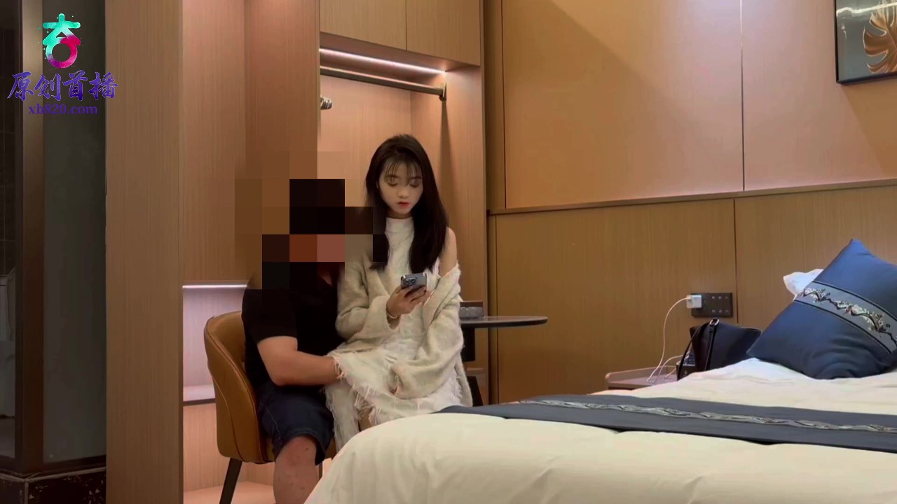 ⁣Hookup a 18 year old Vietnamese beauty who has a wet pussy and seductive moaning 