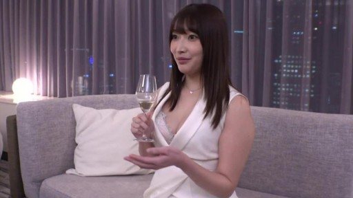 259LUXU-1377 Exposing Her Glamorous Body That Is Sure To Captivate A Man 