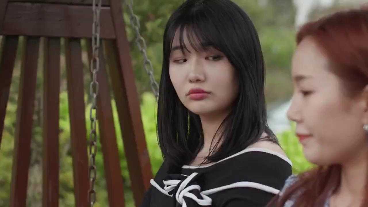⁣Bosomy Backhouse Girl (2020) 